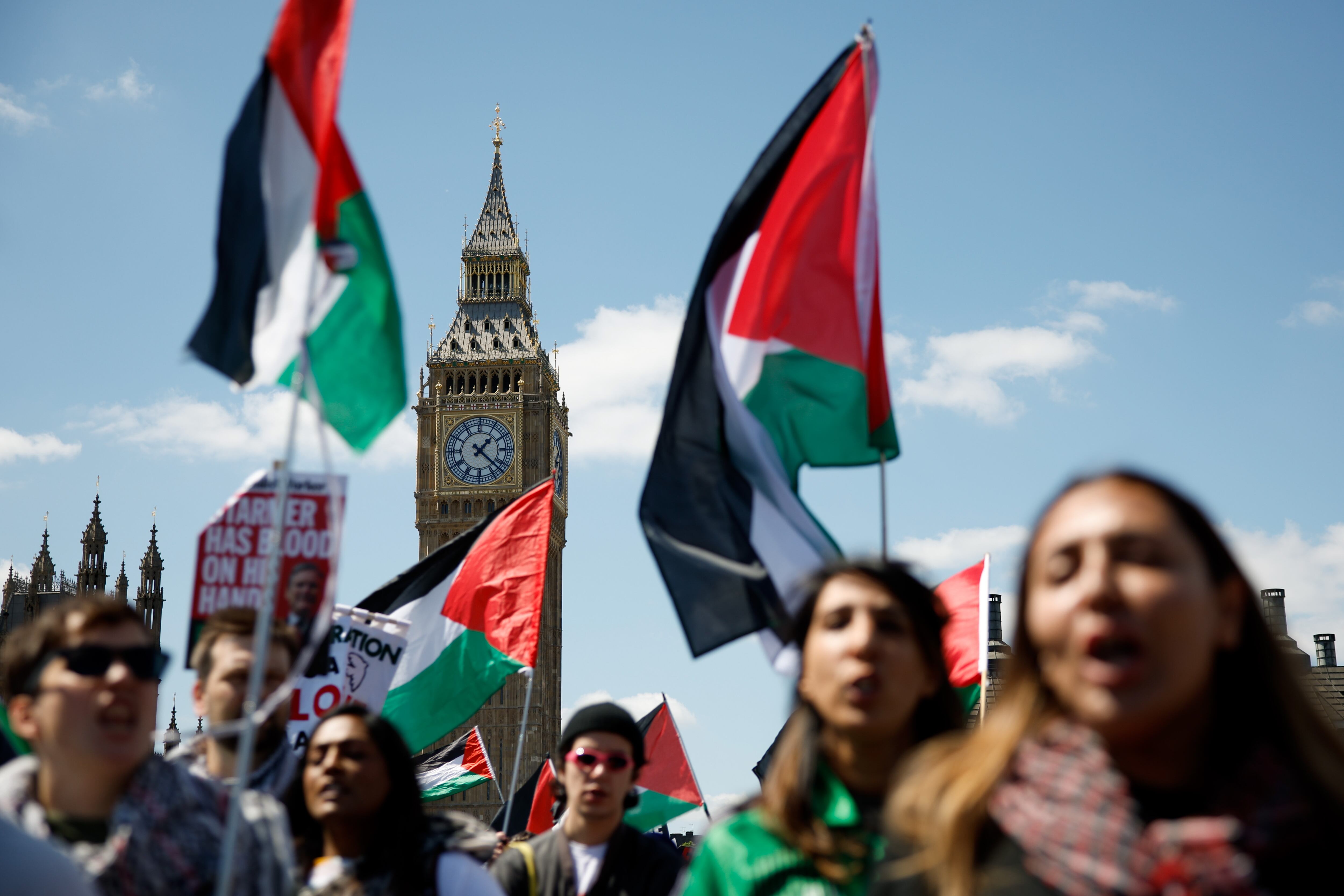 LONDON (United Kingdom), 17/05/2025.- Pro-Palestinian demonstrators participate in a national demonstration for Palestine in London, Britain, 17 May 2025. Protesters are also commemorating Nakba 77, marking the displacement of Palestinians following the 1948 Israeli Declaration of Independence. (Protestas, Reino Unido, Londres) EFE/EPA/DAVID CLIFF
