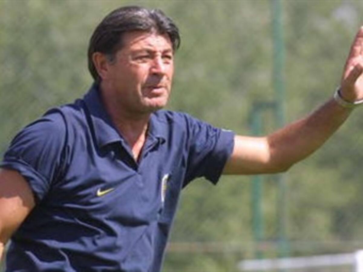 Directiva del Boca destituye a entrenador de juveniles por besar a un jugador