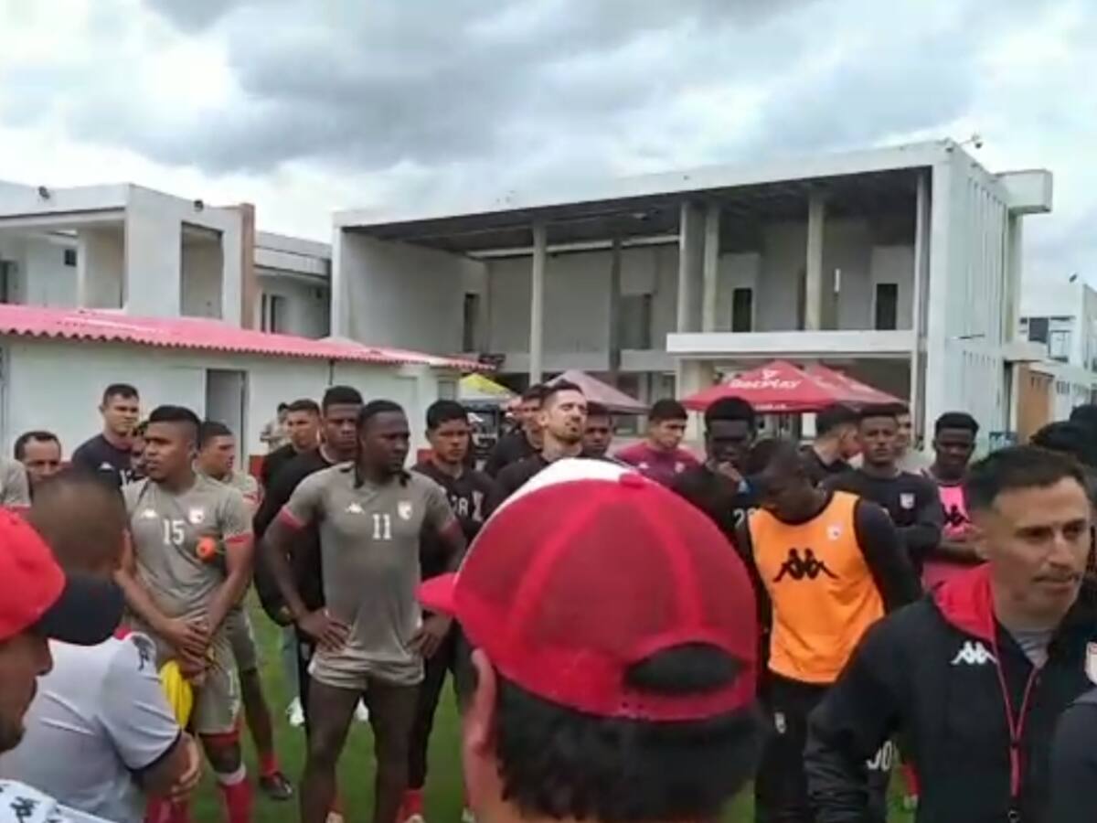 Hinchas de Santa Fe ingresan a la sede del equipo y encaran al cuerpo técnico y jugadores