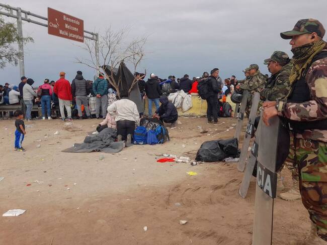 Peruvian police officers stand guard at a camp of migrants of various nationalities who remain stranded in the no-man's land in the border between Peru and Chile. Photo by Javier Rumiche / AFP) (Photo by JAVIER RUMICHE/AFP via Getty Images)
