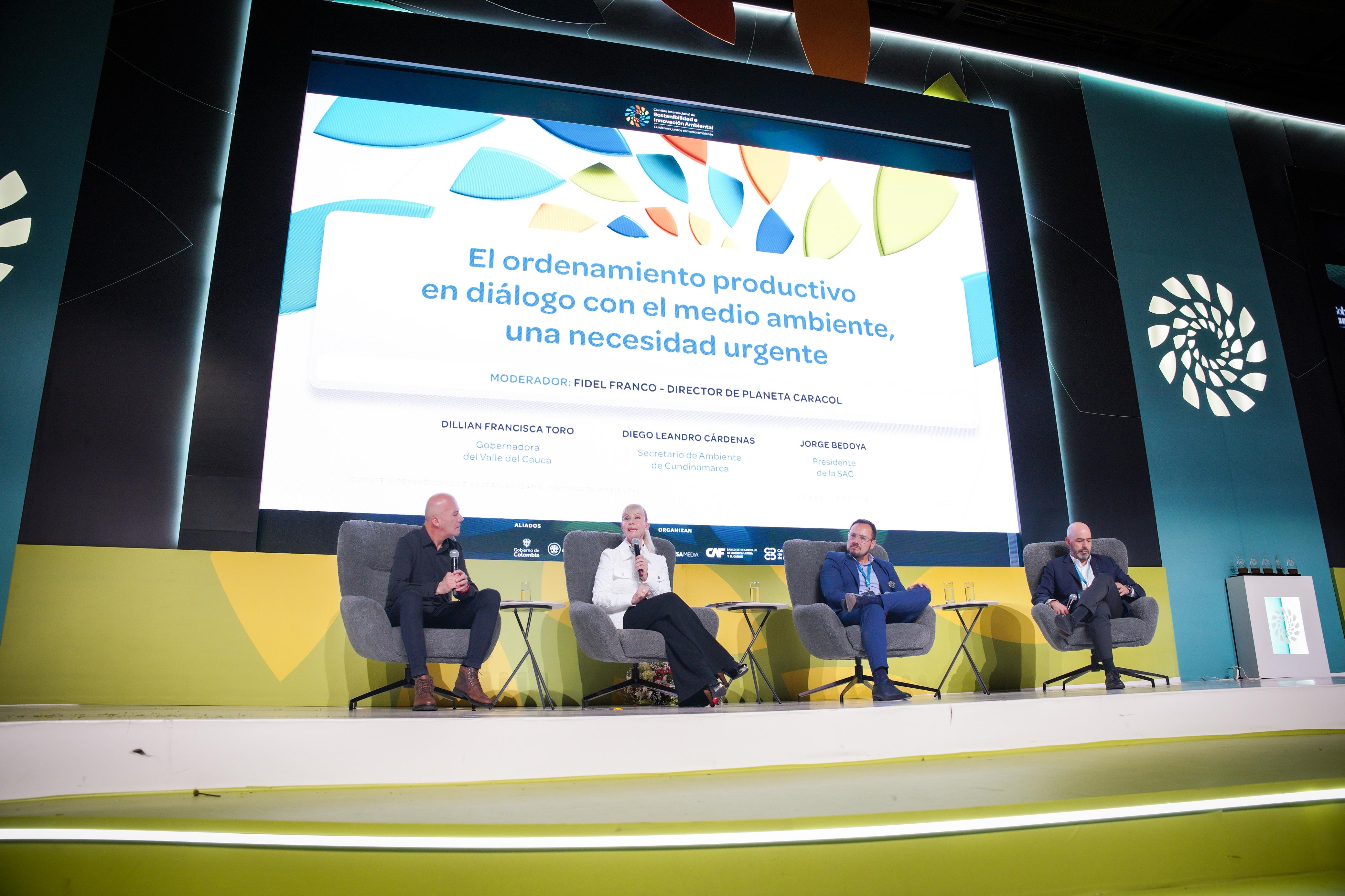 La regulación estratégica en los territorios puede garantizar mejor cuidado de los recursos ambientales, según los panelistas. | Foto: Caracol Radio