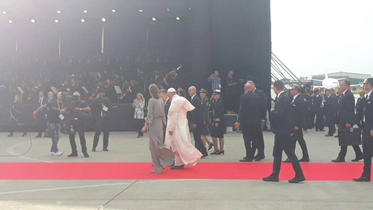 El papa inició su recorrido en el Papamóvil por la calle 26, Avenida El Dorado, para llegar a la Nunciatura Apostólica, lugar donde comerá y descansará durante su visita al país.