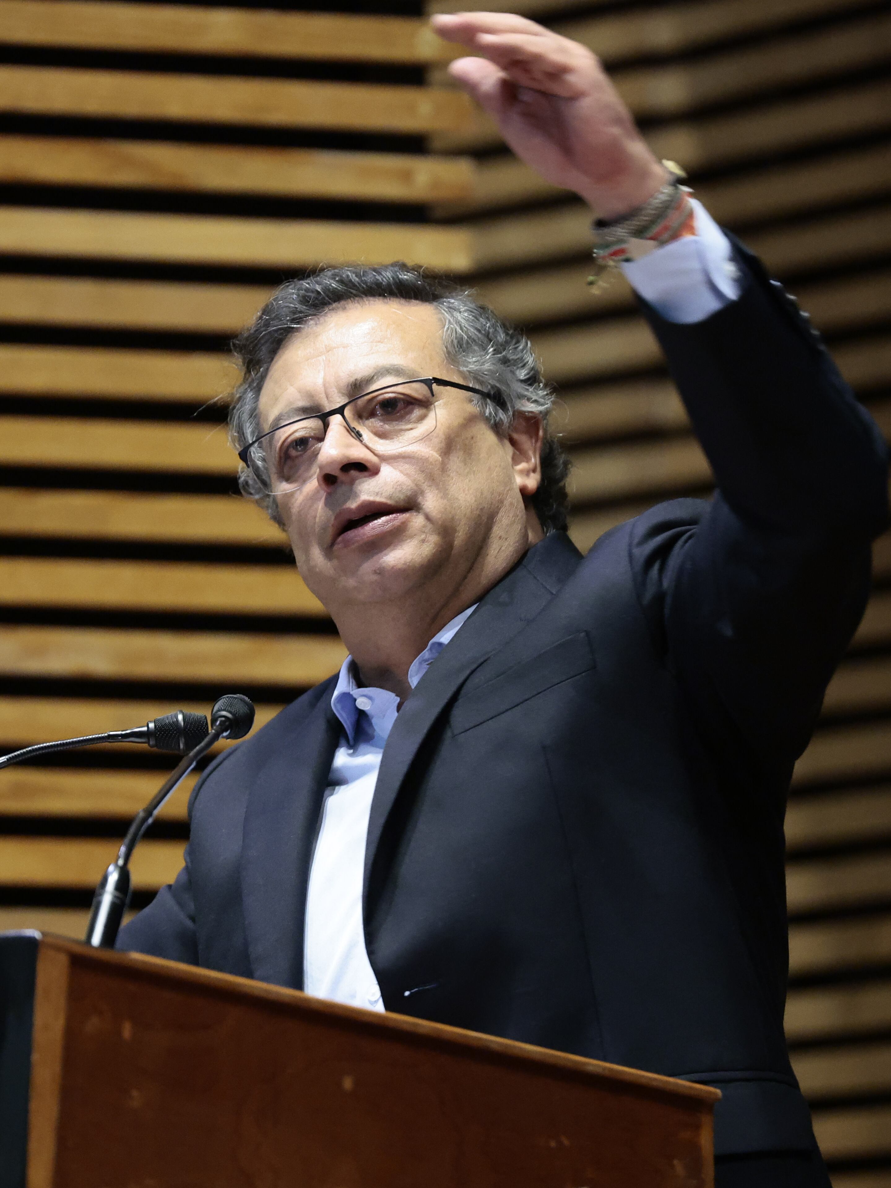 MEX581. CIUDAD DE MÉXICO (MÉXICO), 30/09/2024.- El presidente de Colombia, Gustavo Petro, habla durante una conferencia en el Antiguo Palacio de Medicina de la Universidad Nacional Autónoma de México (UNAM), este lunes en Ciudad de México (México). El presidente de Colombia, Gustavo Petro, planteó una revolución mundial ante la emergencia climática causada por los combustibles fósiles, durante una conferencia en la capital mexicana, donde ironizó con la participación indirecta de la presidenta electa, Claudia Sheinbaum, en la guerrilla del M-19. EFE/ José Méndez