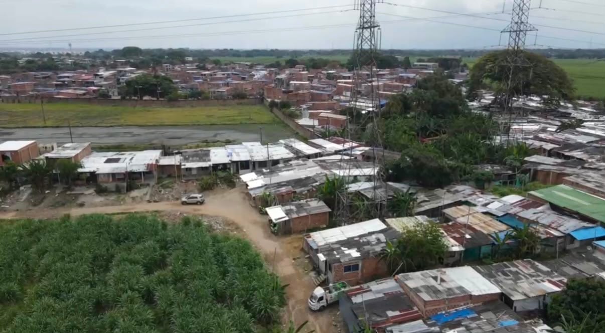 Sobre el área cruzan redes de transmisión primaria de energía operadas por ISA Intercolombia y Celsia, situación que puede generar riesgos de accidentes eléctricos, incendios y otros eventos que comprometan la vida, la integridad y la seguridad de las personas que habitan el sector.