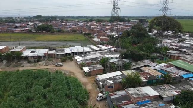 Sobre el área cruzan redes de transmisión primaria de energía operadas por ISA Intercolombia y Celsia, situación que puede generar riesgos de accidentes eléctricos, incendios y otros eventos que comprometan la vida, la integridad y la seguridad de las personas que habitan el sector.