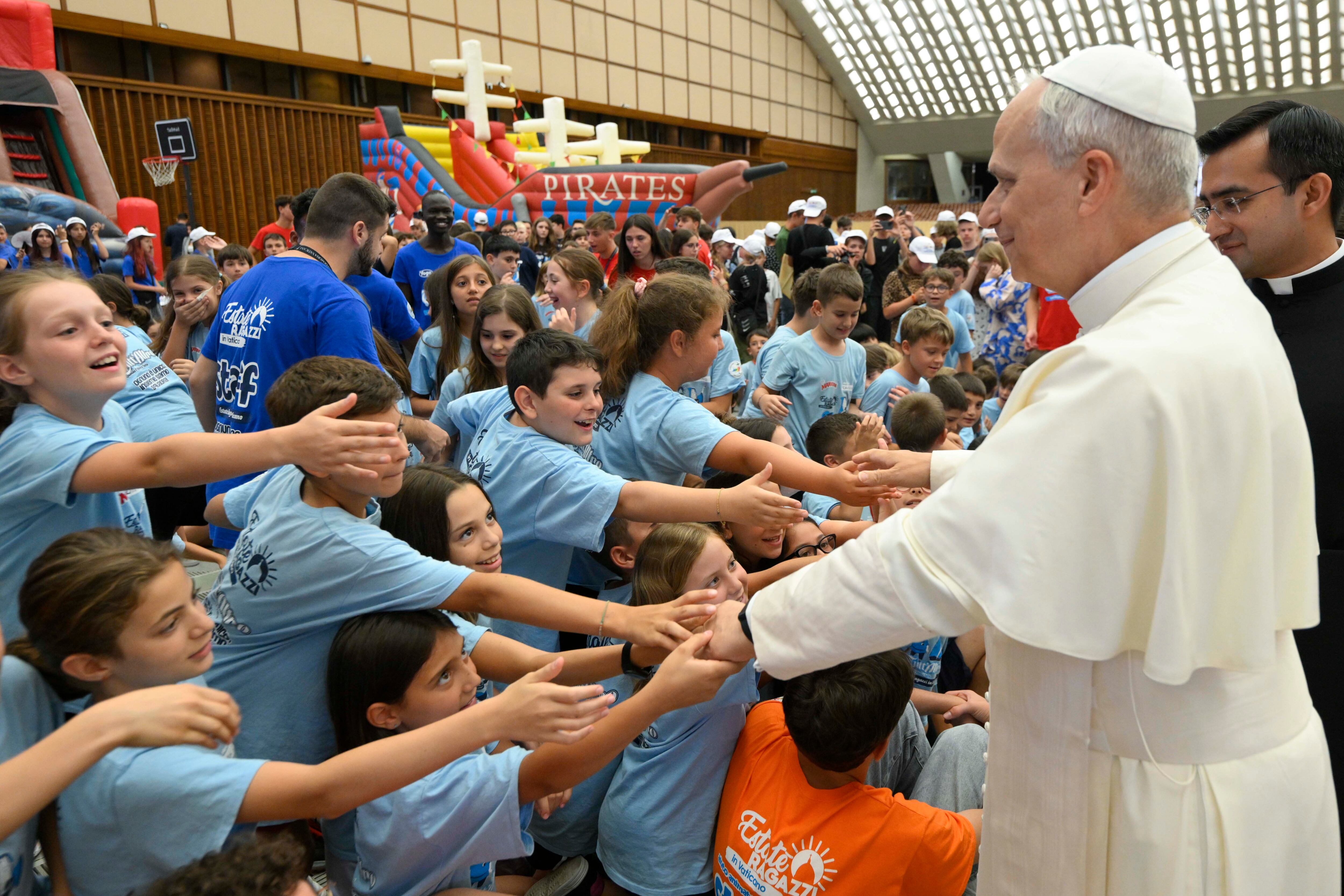 El papa León XIV saludando a cientos de niños que pasan las vacaciones de verano en el Vaticano.
EFE/ Vaticano / Simone Risoluti