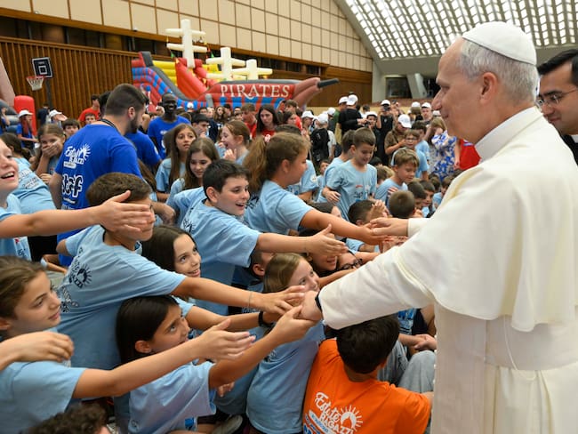 VATICANO (VATICANO), 03/07/2025.- El papa León XIV ha saludado este jueves a cientos de niños que pasan las vacaciones de verano en el Vaticano, así como a cerca de 300 jóvenes ucranianos, y les ha emplazado a "construir puentes" para evitar las guerras. EFE/ Vaticano / Simone Risoluti / SOLO USO EDITORIAL/SOLO DISPONIBLE PARA ILUSTRAR LA NOTICIA QUE ACOMPAÑA (CRÉDITO OBLIGATORIO)