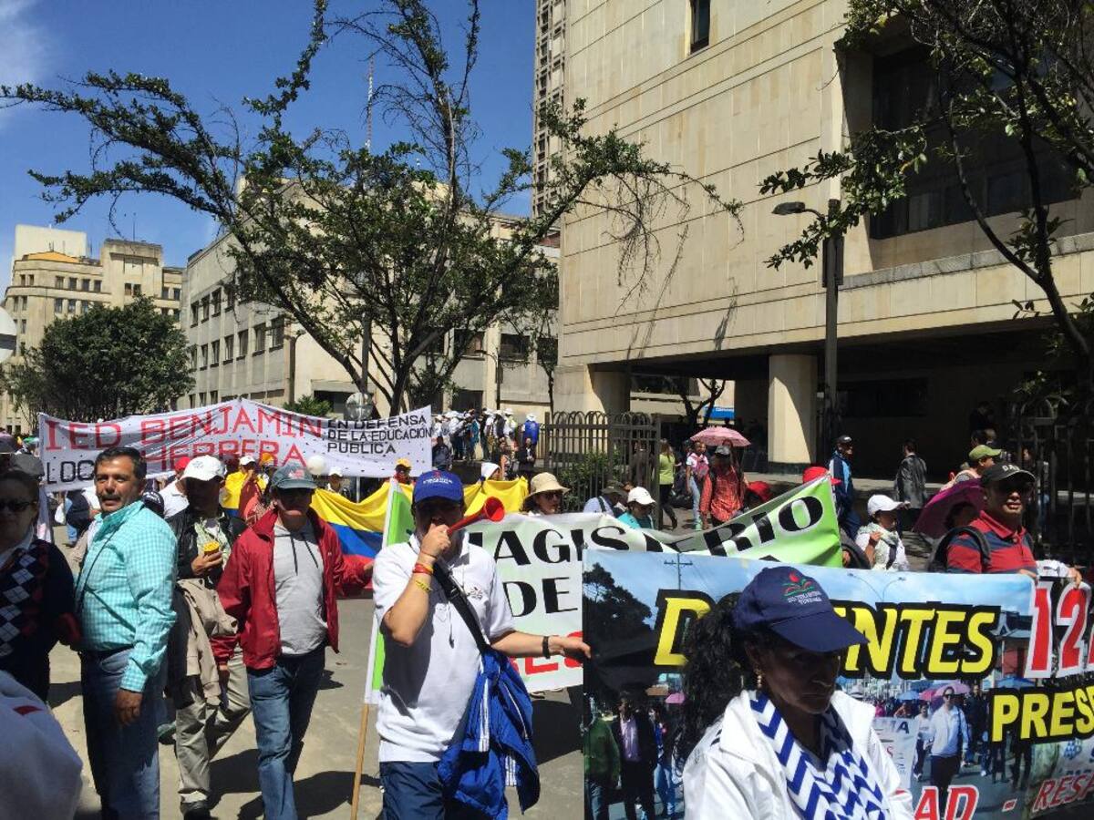 Los docentes arribaron a la Plaza de Bolivar de Bogotá tras radicar pliego de peticiones en el Ministerio de Educación.