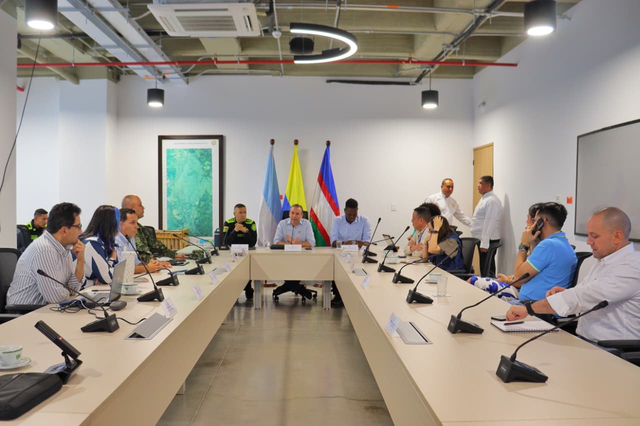 El alcalde Alejandro Eder presidió un consejo de seguridad con los comandantes de la Policía Metropolitana de Cali, del batallón de Policía Militar # 3 y de la Escuela Militar de Aviación Marco Fidel Suárez.
