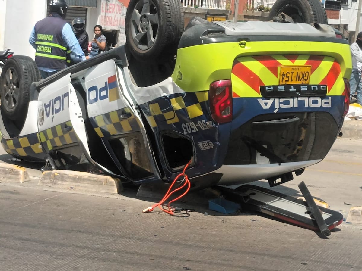 Camioneta de la Policía terminó volcada en la avenida Pedro de Heredia: hay dos heridos