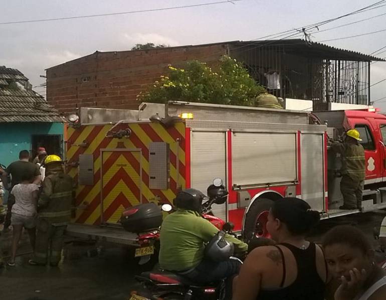 Momentos en que el cuerpo de Bomberos de Barranquilla atendía la emergencia en el barrio La Luz.