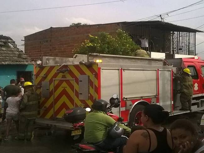 Momentos en que el cuerpo de Bomberos de Barranquilla atendía la emergencia en el barrio La Luz.