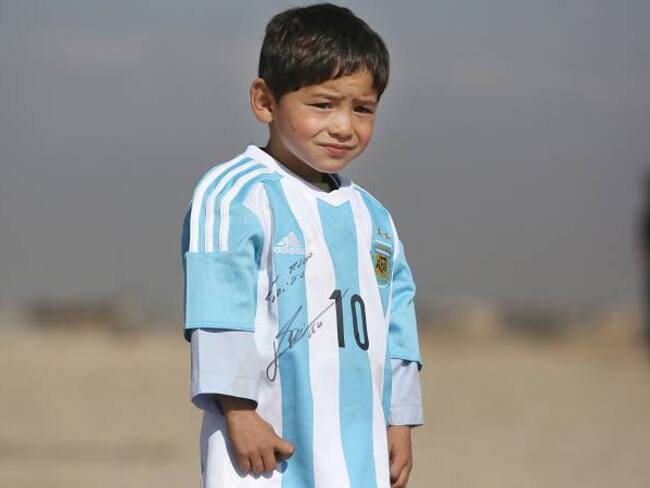 Murtaza, el niño afgano, ya tiene su camiseta de Messi