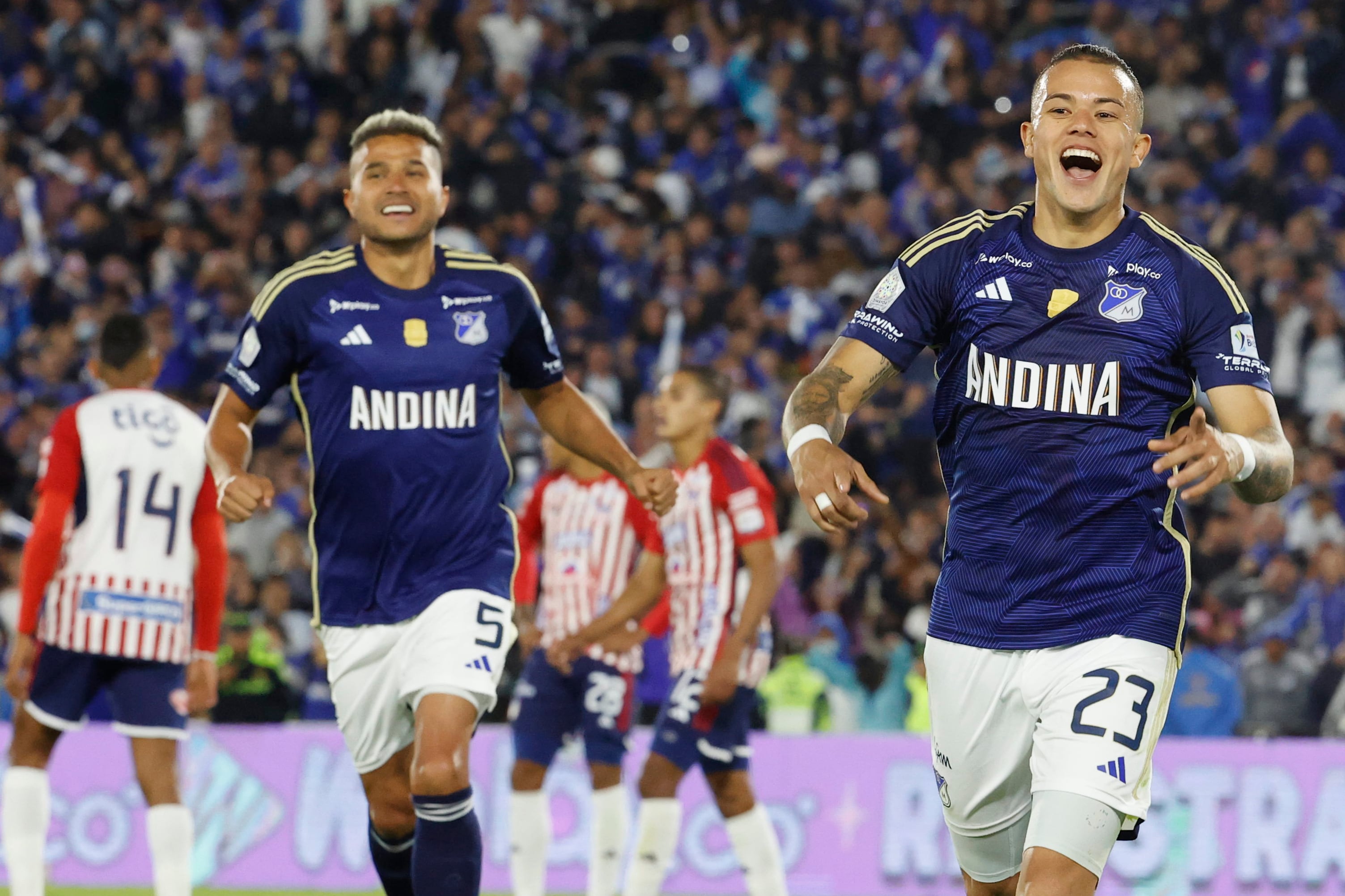 Leonardo Castro (d) de Millonarios celebra su gol contra Junior  EFE/ Mauricio Dueñas Castañeda