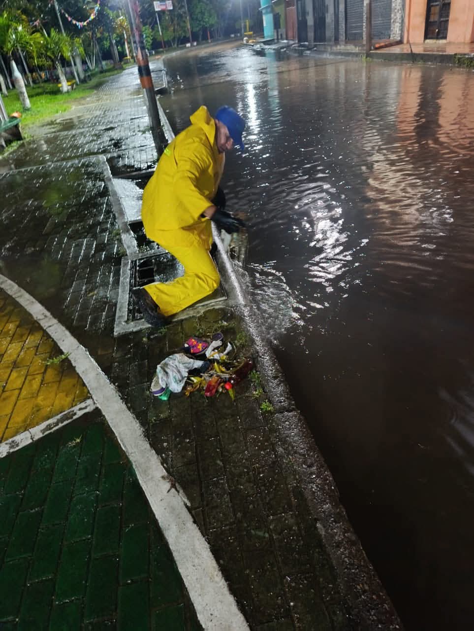 Inundaciones en sectores urbanos de La Plata, Huila, tras las intensas lluvias registradas durante la madrugada. Autoridades adelantan la evaluación de daños.