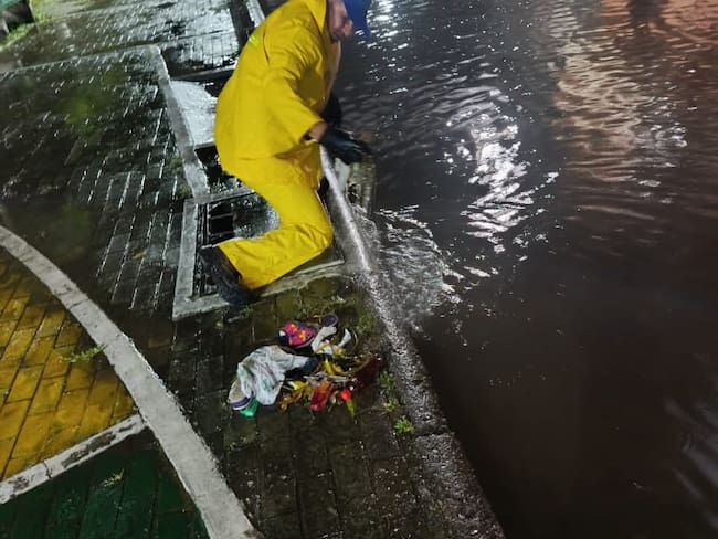 Inundaciones en sectores urbanos de La Plata, Huila, tras las intensas lluvias registradas durante la madrugada. Autoridades adelantan la evaluación de daños.