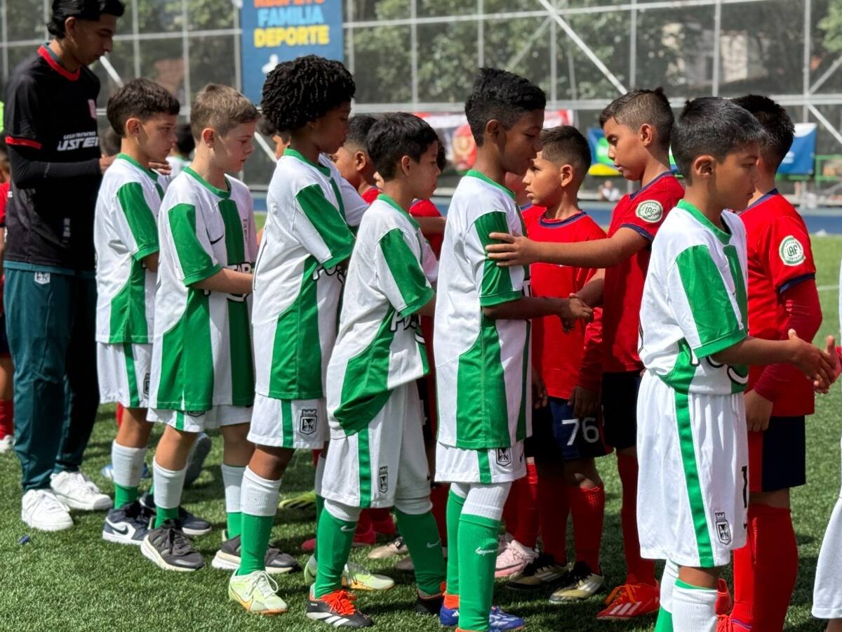 Medellín articula a barristas, familias y clubes en torno a la cultura futbolística pacífica