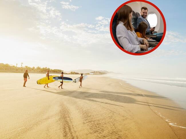 Personas en la playa con tablas de surf junto a una familia que viaja en avión (Foto vía Getty Images)