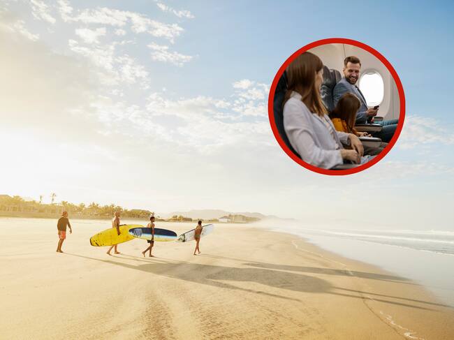Personas en la playa con tablas de surf junto a una familia que viaja en avión (Foto vía Getty Images)