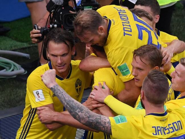 Suecia debuta con triunfo gracias a la ayuda del VAR