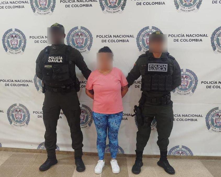 Mujer capturada sindicada del delito de extorsión en el Quindío. Foto Cortesía Policía