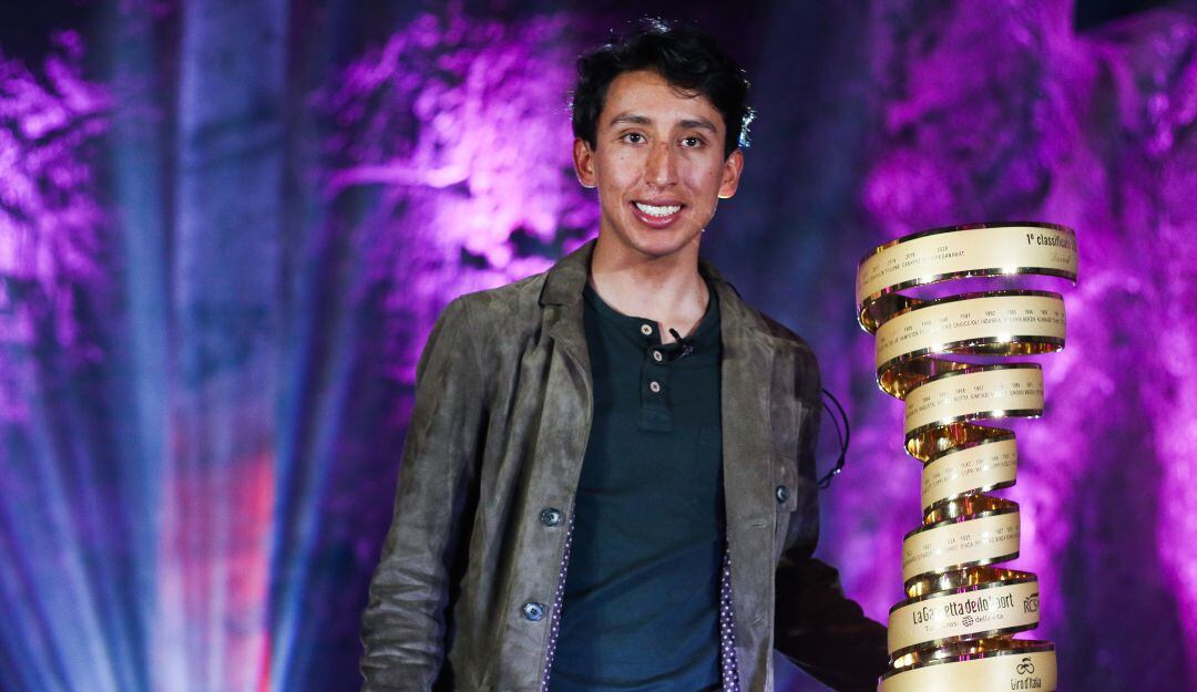 Egan Bernal posa en Zipaquirá con su trofeo del Giro de Italia.