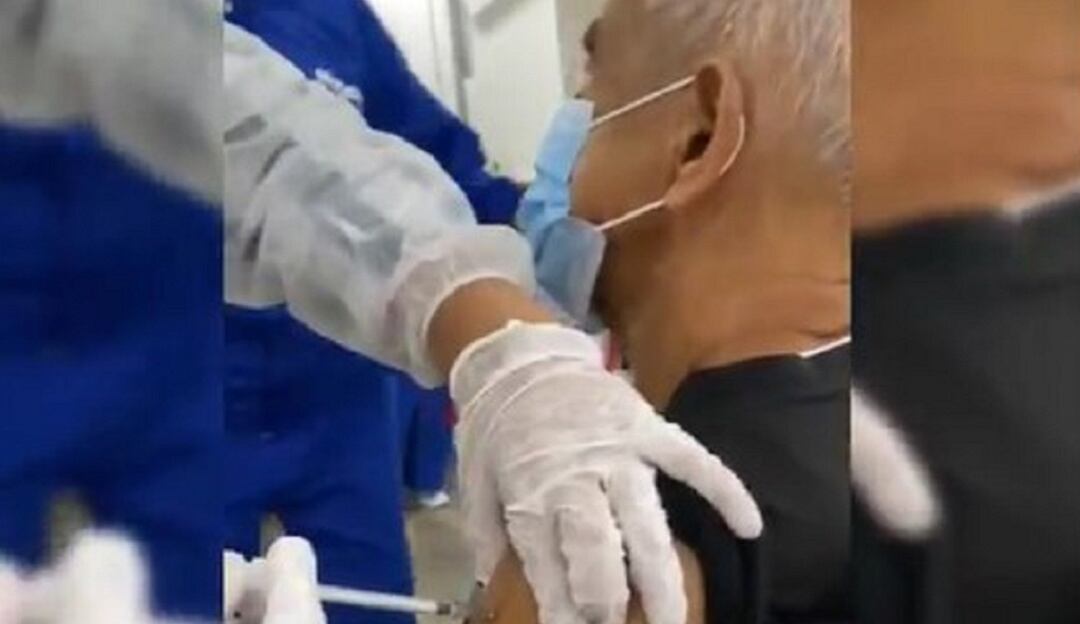 Hija del adulto mayor grabó el momento de la vacunación