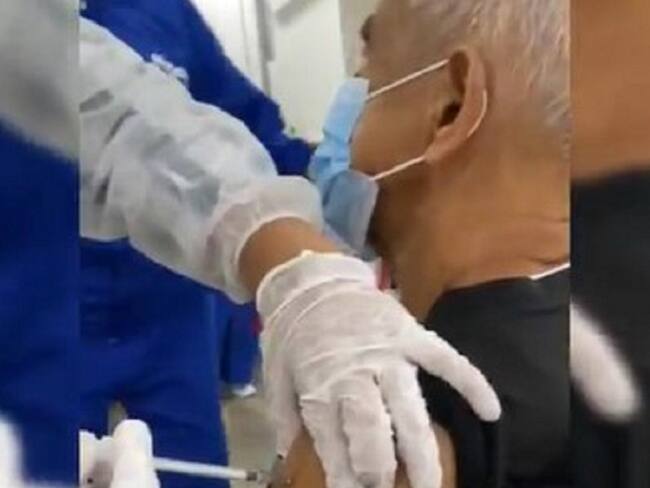 Hija del adulto mayor grabó el momento de la vacunación