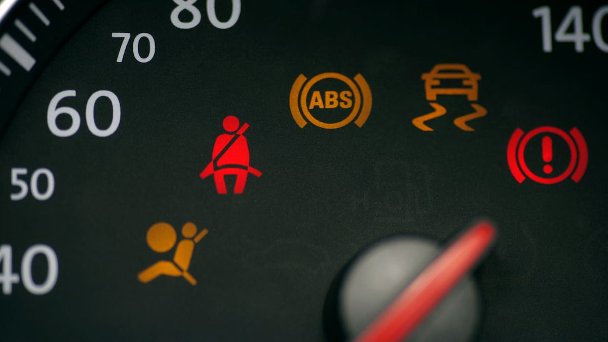 ¿En qué caso debe alarmarse si se prenden los ‘testigos’ del carro?