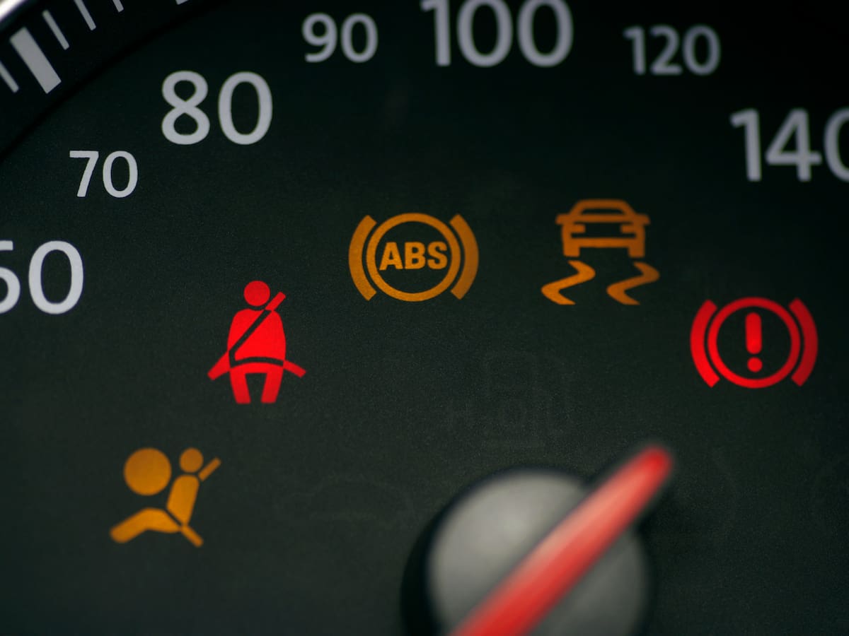 ¿En qué caso debe alarmarse si se prenden los ‘testigos’ del carro?