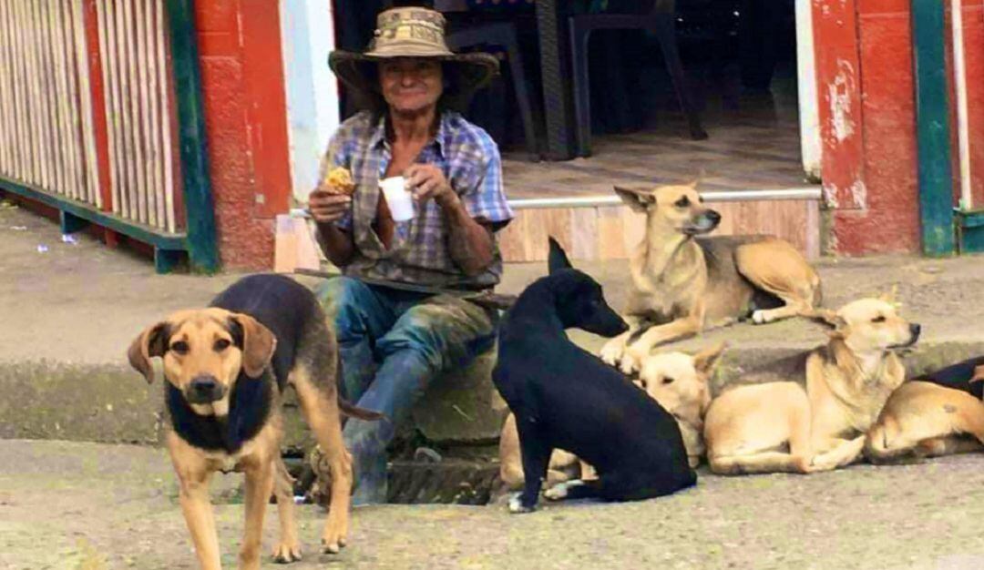 Guillermo Granada, apodado en el pueblo como 'Plomo' y sus perros