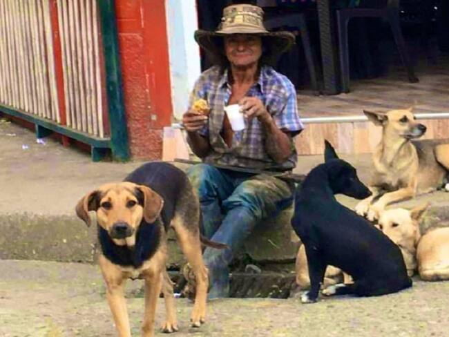 Guillermo Granada, apodado en el pueblo como 'Plomo' y sus perros