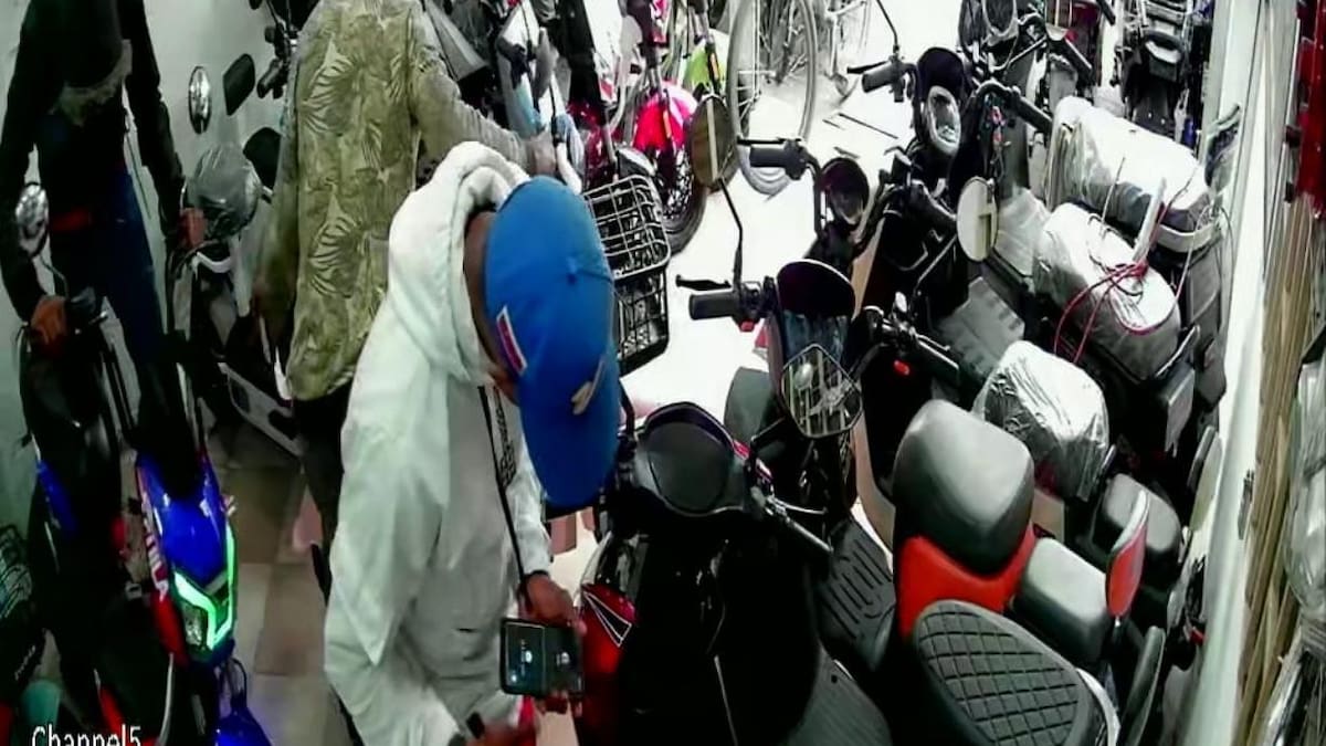 A pesar de tener antecedentes, venezolanos robaban motos eléctricas en Kennedy