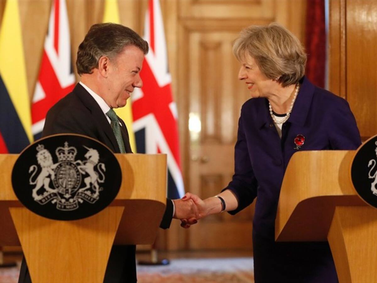 Santos conversó con la primera ministra británica Theresa May