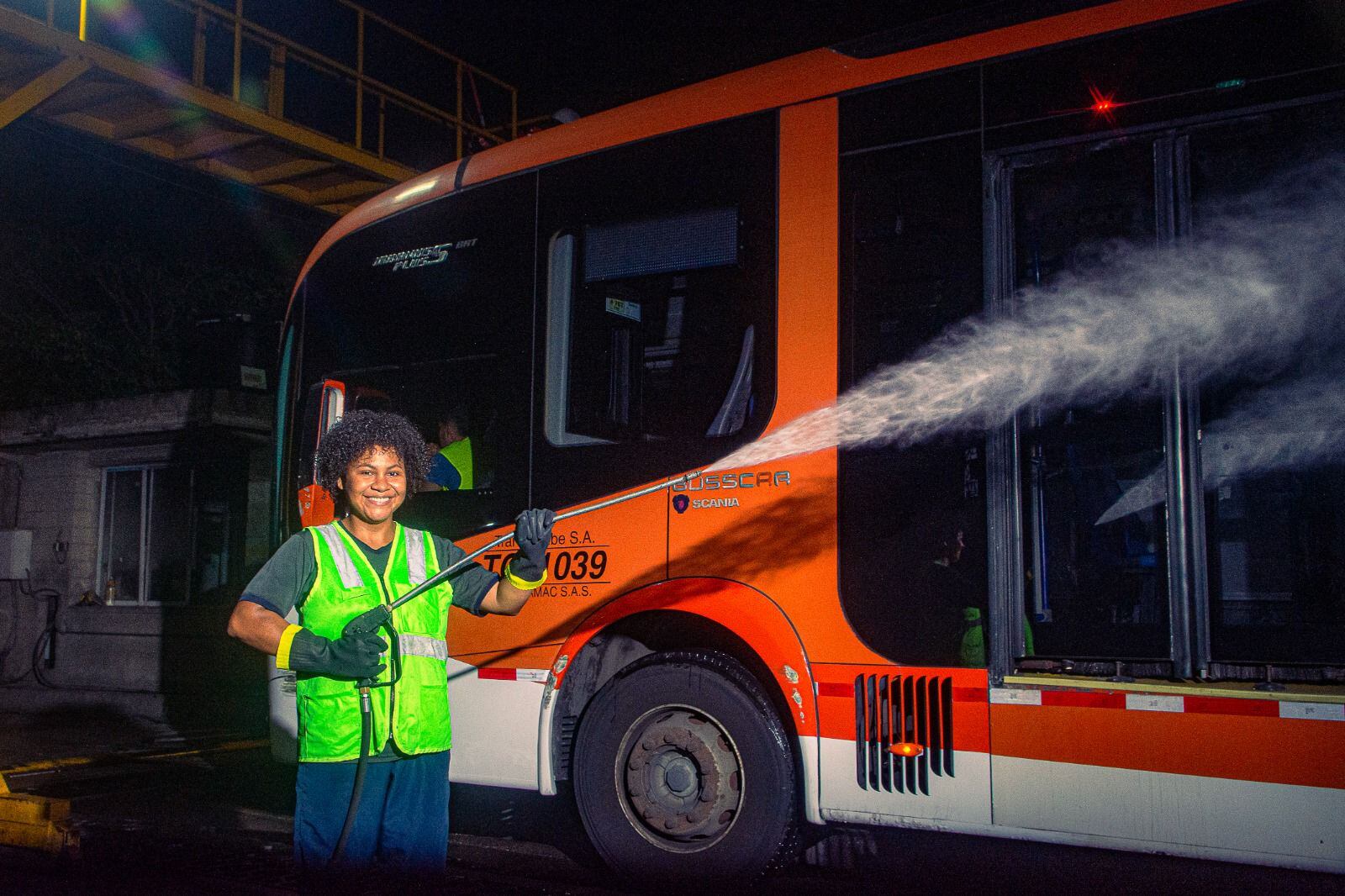 Cada madrugada, Olga saca adelante a su familia limpiando los buses de Transcaribe