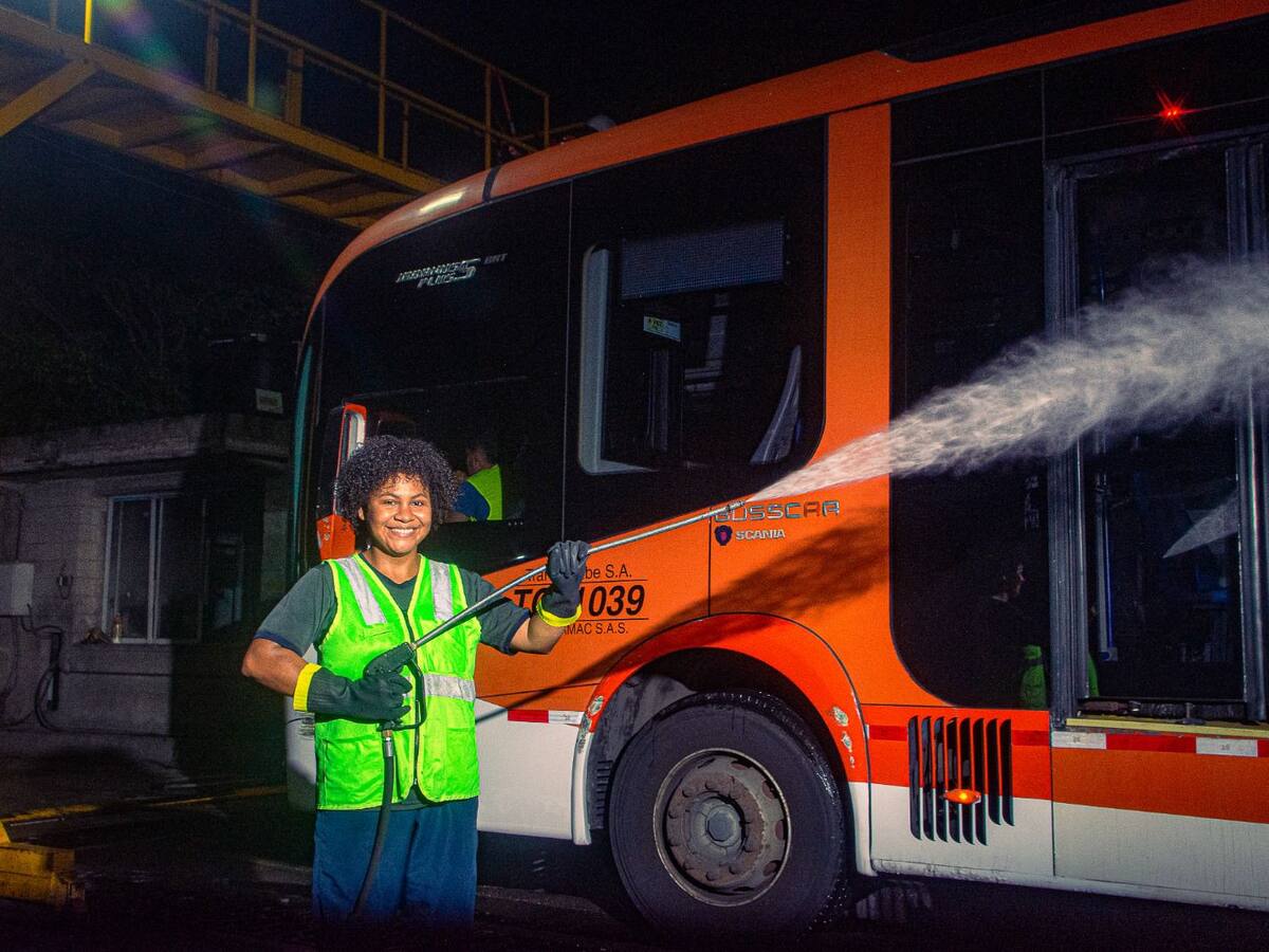 Cada madrugada, Olga saca adelante a su familia limpiando los buses de Transcaribe