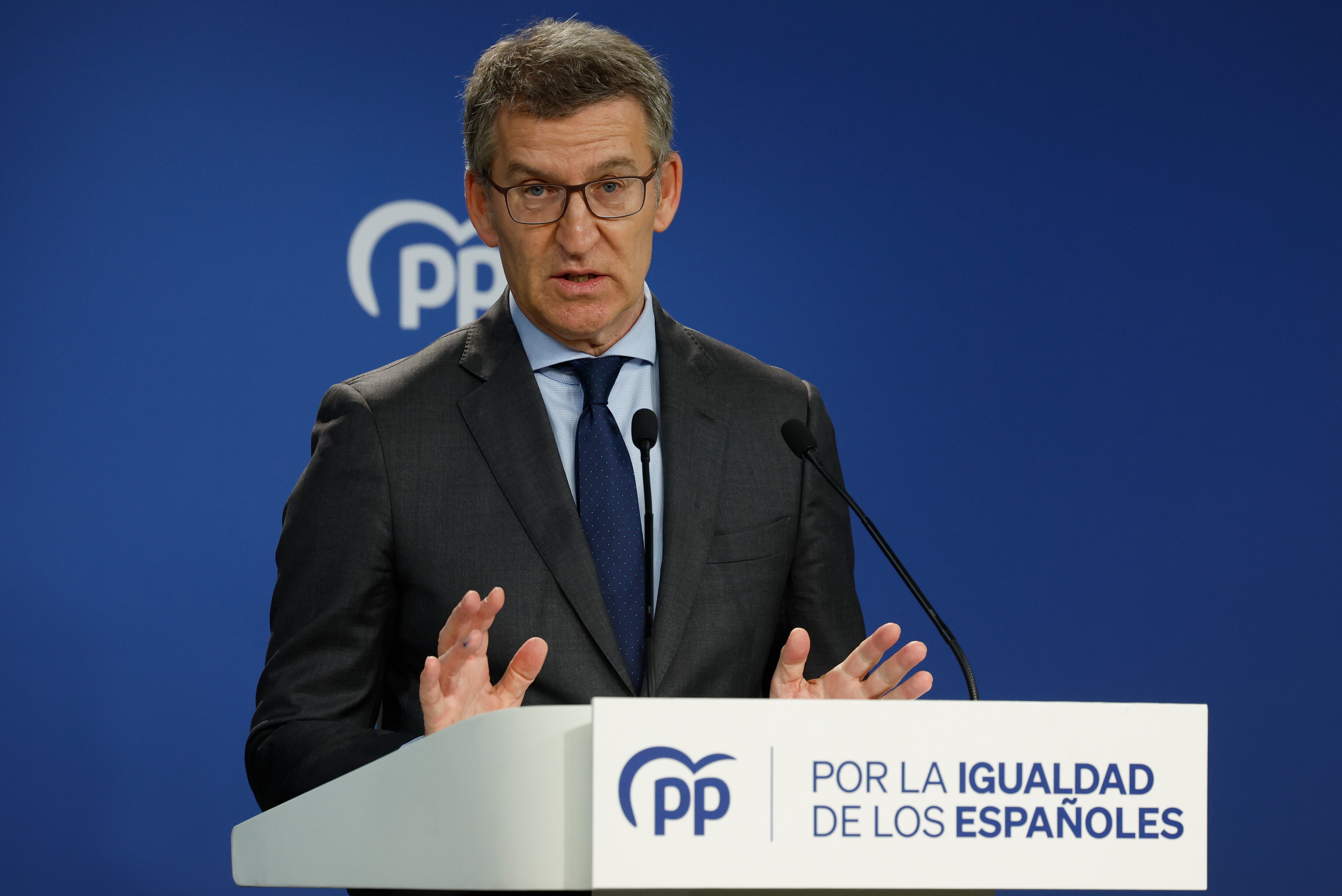 El líder del PP, Alberto Núñez Feijóo durante la rueda de prensa ofrecida en la sede de la formación, en Madrid, para valorar la comparecencia del presidente del Gobierno, Pedro Sánchez, quien ha comunicado este lunes, su decisión de seguir al frente del Ejecutivo. Feijóo ha acusado a Pedro Sánchez de tomar el pelo a los españoles al anunciar que continúa como presidente del Gobierno tras cinco días de reflexión y ha denunciado: "Ha preferido huir hacia delante que dimitir".
EFE/ JJ. Guillén