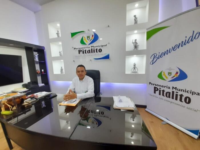 Agentes de la Policía habrían encontrado el arma en el vehículo del funcionario.