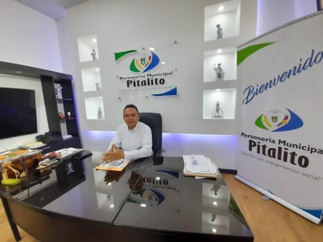 Agentes de la Policía habrían encontrado el arma en el vehículo del funcionario.