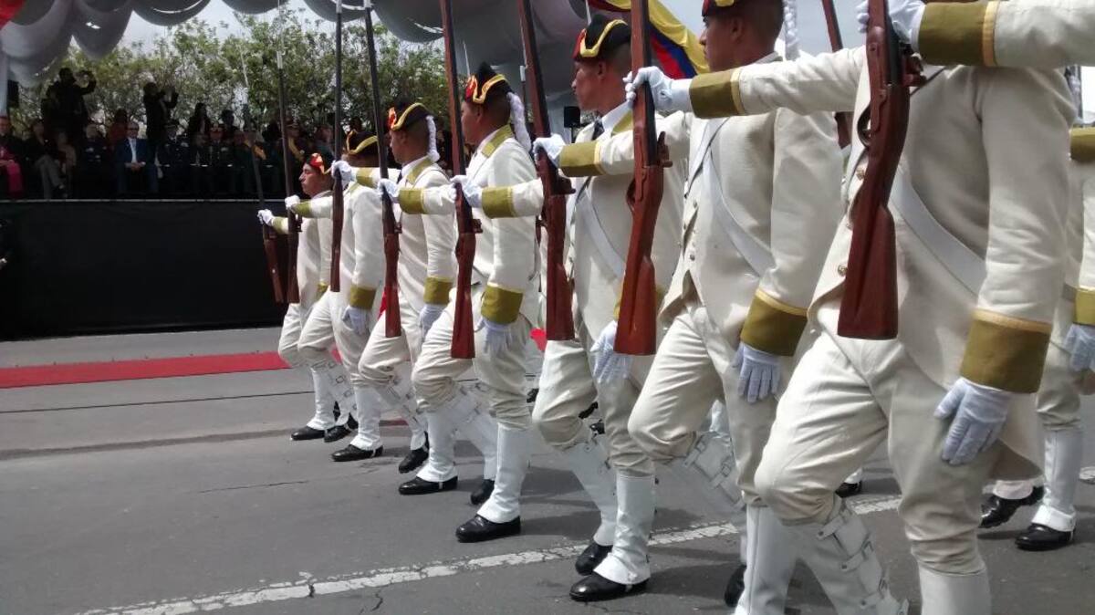 Miles de personas en todo el país se movilizan para observar los desfiles del 20 de julio.