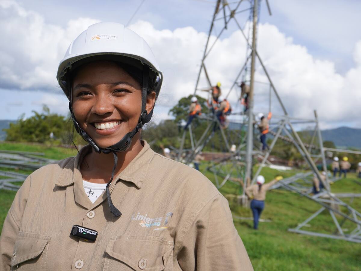 Se gradúan las primeras 29 mujeres que instalaran redes eléctricas en el país