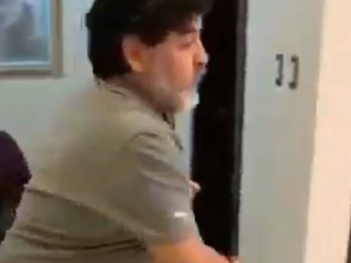 Revelan video de Maradona bailando y mostrando las nalgas
