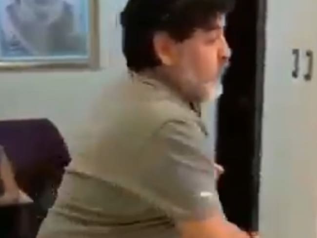 Revelan video de Maradona bailando y mostrando las nalgas