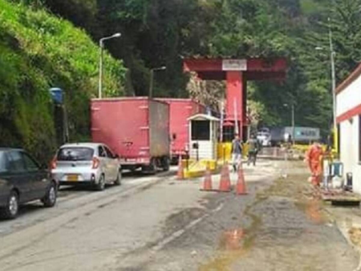 Por derrumbe está cerrada la vía hacia el Alto de la Línea