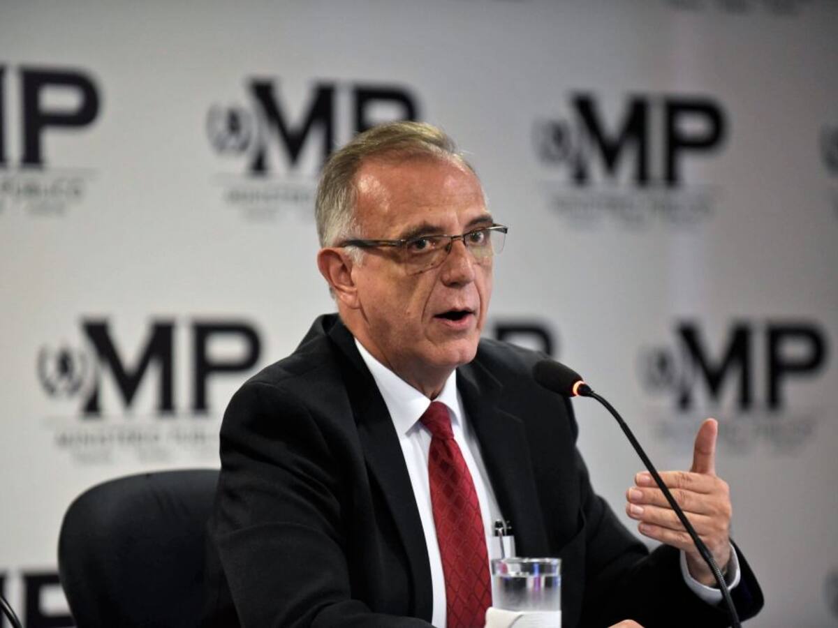 Un ministro no diseña estrategias militares: Velásquez sobre críticas del uribismo