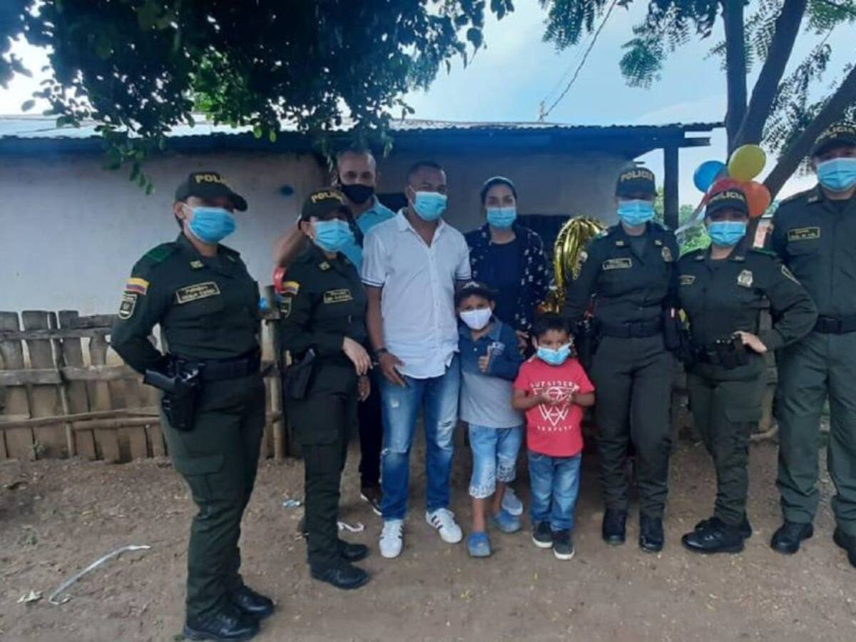 Policías le celebran el cumpleaños a un niño venezolano en Bolívar