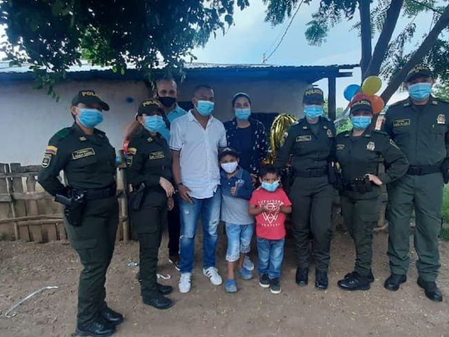 Policías le celebran el cumpleaños a un niño venezolano en Bolívar