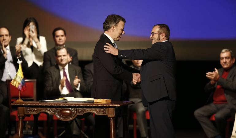 Firma del acuerdo definitivo entre las FARC y el Gobierno que busca dar fin a una guerra de 52 años en el Teatro Colón.