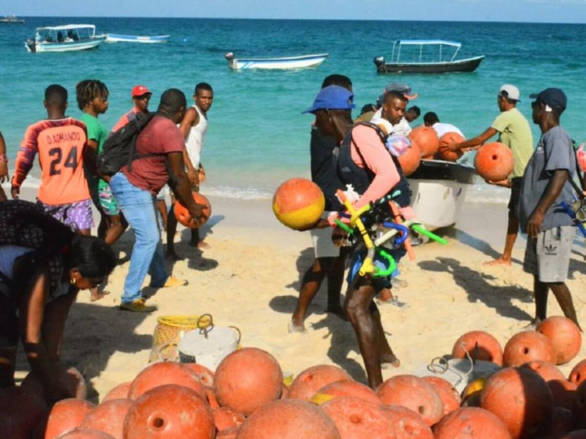 Inician instalación de boyas en Playa Blanca, zona insular de Cartagena