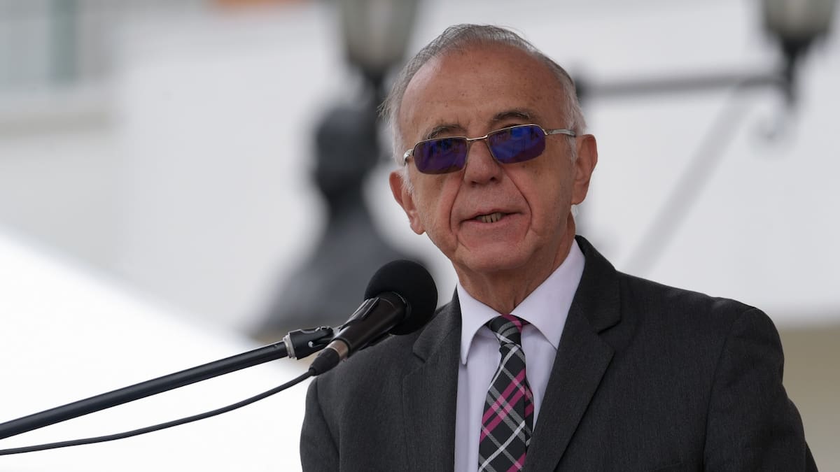 MinDefensa regañó a la fuerza pública por entrega de obras por disidencias FARC